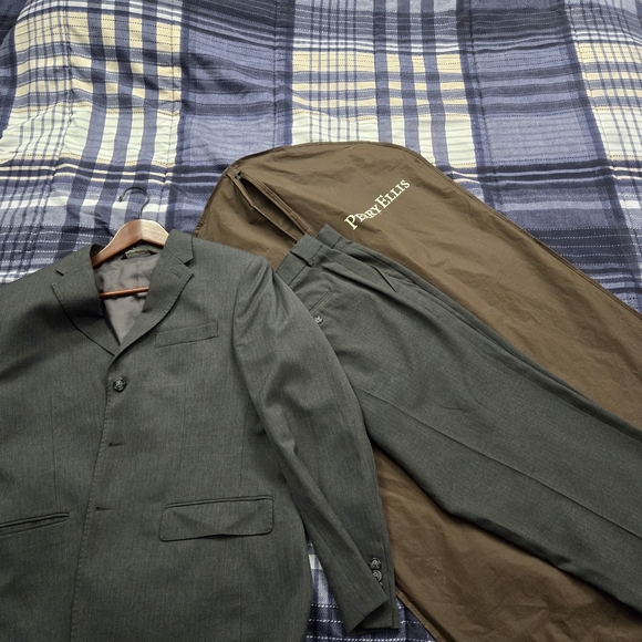 Perry Ellis 2 piece mens suit - Picture 3 of 5